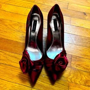 WHBM size 8 red, silver, matron and rose accented dress shoes
